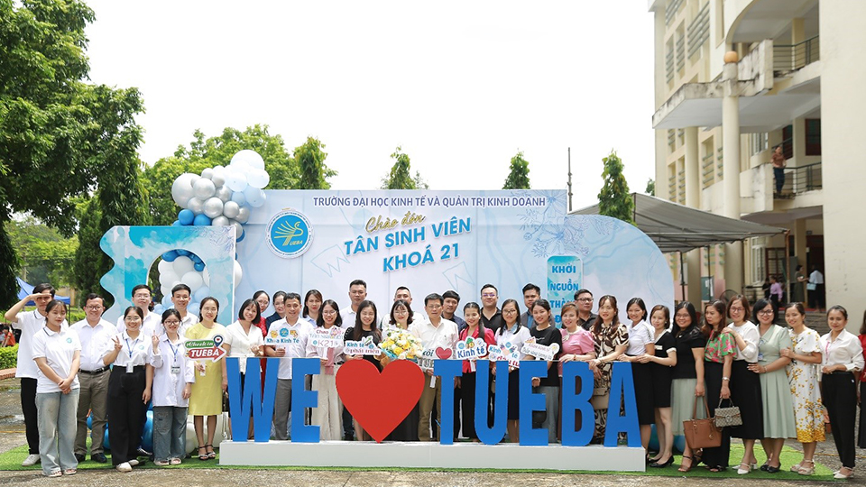 Không khí nhộn nhịp trong ngày nhập học của Trường Đại học Kinh tế và Quản trị Kinh doanh đón tiếp Tân sinh viên K21