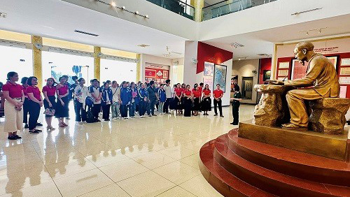 Bộ môn Lý luận Chính trị - Khoa Khoa học Cơ bản đưa sinh viên đi thực tế tại Bảo tàng Lực lượng vũ trang Việt bắc - Quân khu 1