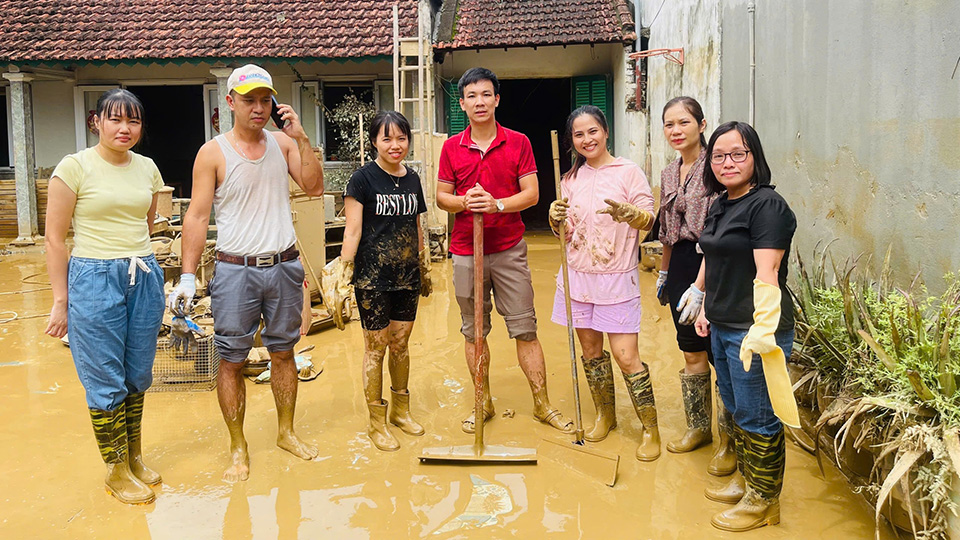 Công đoàn Trường Đại học Kinh tế và Quản trị Kinh doanh hỗ trợ các công đoàn viên chịu thiệt hại nghiêm trọng do cơn bão Số 3 (Yagi) 