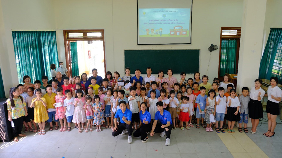 Tổng kết hoạt động hè và trao quà cho các cháu có thành tích cao trong năm học 2021-2022