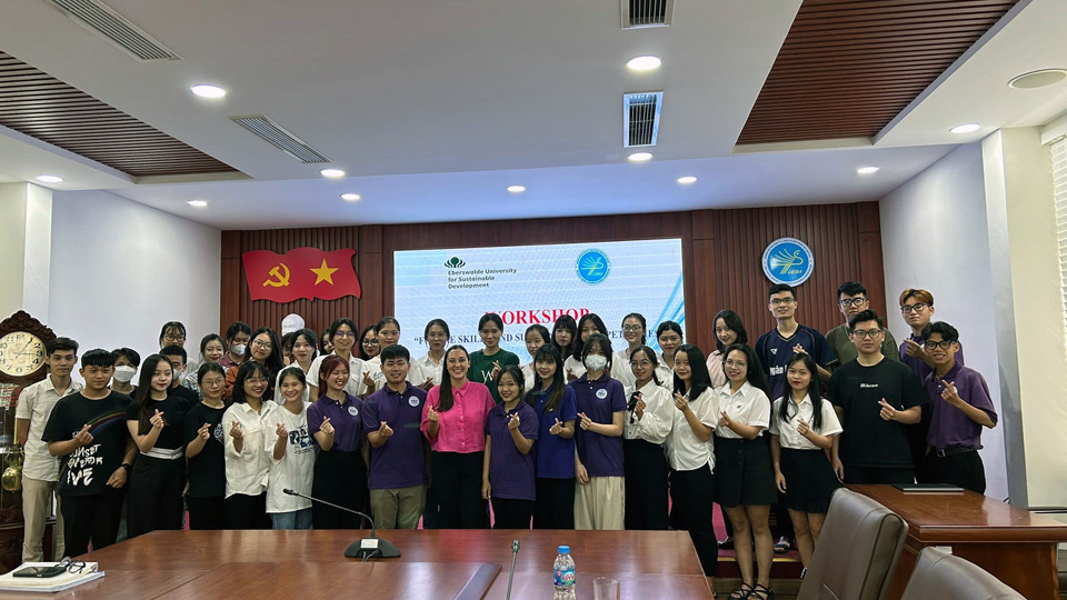 Chuyên gia TS. Meier Cecile, Trưởng phòng Quản ký đổi mới, Trường ĐH Phát triển Bền vững Eberswalde - CHLB Đức tham gia đồng hành các hoạt động Hợp tác quốc tế tại Nhà trường