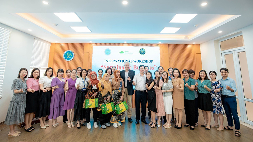 Trường ĐH Kinh tế & QTKD phối hợp với ĐH Eberswalde (CHLB Đức) và ĐH Muhammadiyah Magelang (UNIMMA – Indonesia) tổ chức thành công Hội thảo tập huấn “Kinh doanh bền vững”