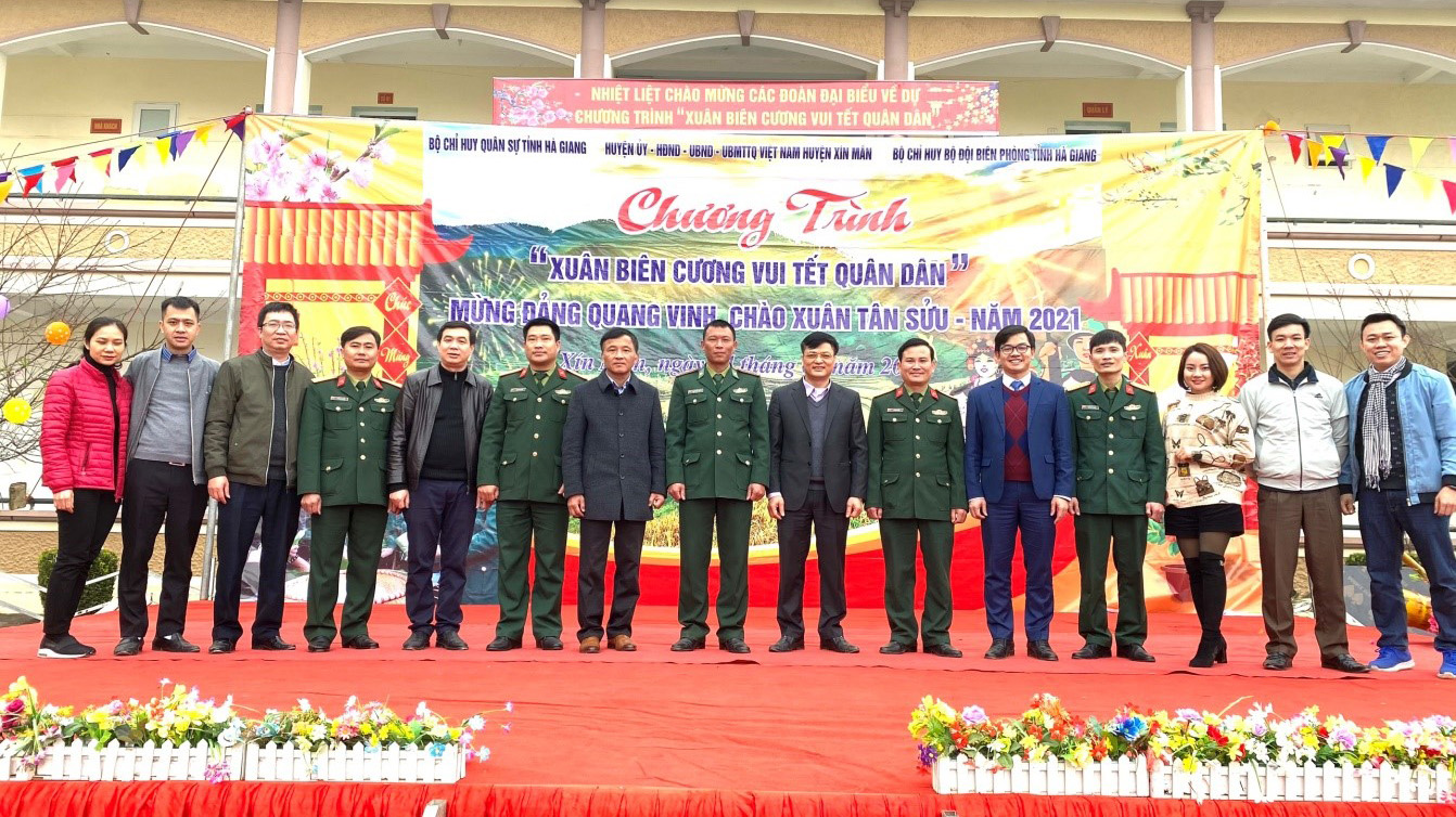 Chương trình “Xuân ấm Biên cương” và tặng quà chương trình “Áo ấm mùa đông” tại huyện Xín Mần tỉnh Hà Giang