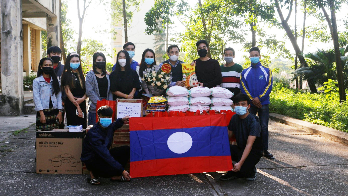 Thăm và tặng quà lưu học sinh Lào nhân dịp Kỷ niệm 46 năm ngày Quốc khánh nước CHDCND Lào