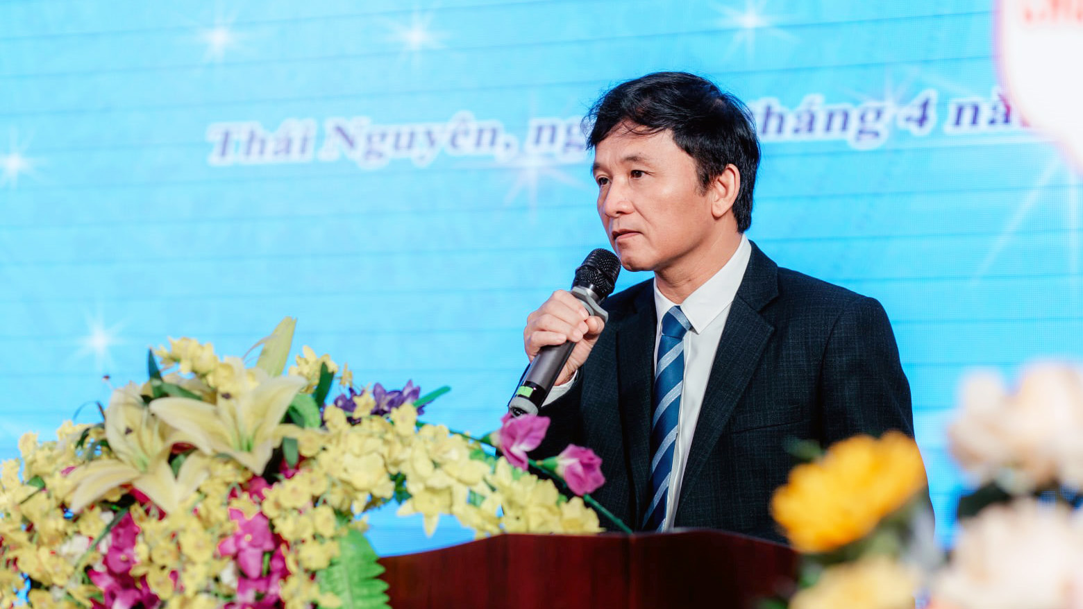 PGS.TS Trần Quang Huy - Hiệu trưởng Trường ĐHKT&QTKD đón nhận Huân chương Lao động hạng Ba