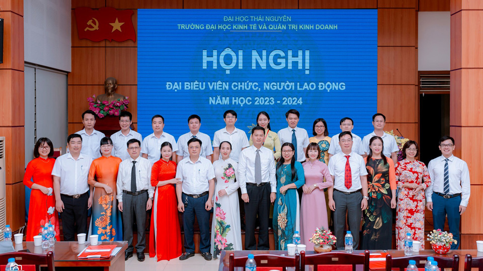 Hội nghị đại biểu viên chức và người lao động Trường Đại học Kinh tế và Quản trị kinh doanh năm học 2023-2024 thành công tốt đẹp