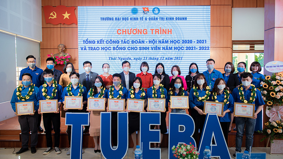 Chương trình Tổng kết công tác Đoàn – Hội năm học 2020-2021 và Trao học bổng cho sinh viên năm học 2021-2022 đã diễn ra thành công tốt đẹp