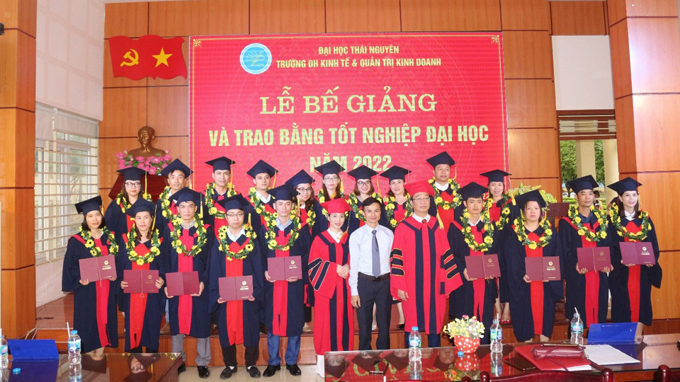 Lễ Bế giảng và trao bằng tốt nghiệp các lớp văn bằng 2 và liên thông hệ chính quy năm 2022 thành công rực rỡ