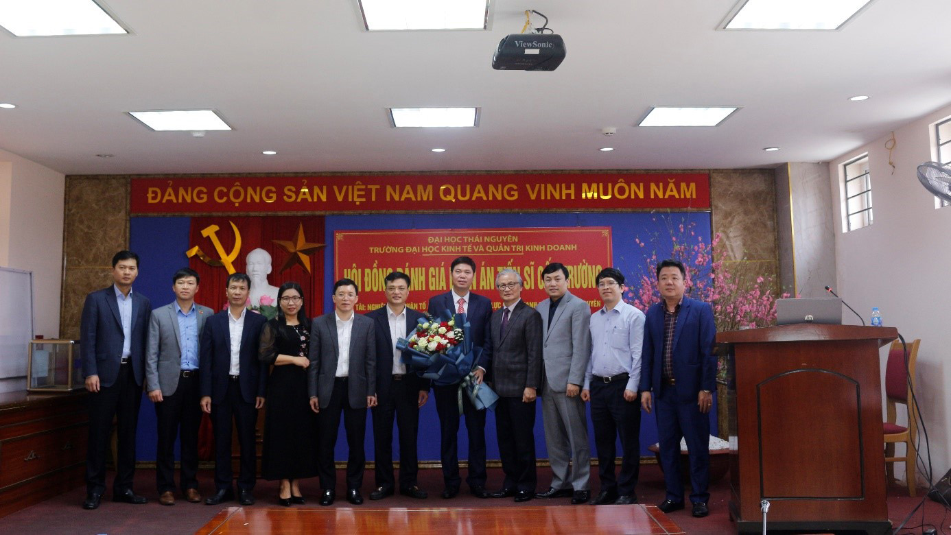 NCS Nguyễn Xuân Quang bảo vệ thành công luận án tiến sĩ tại Trường ĐHKT&QTKD