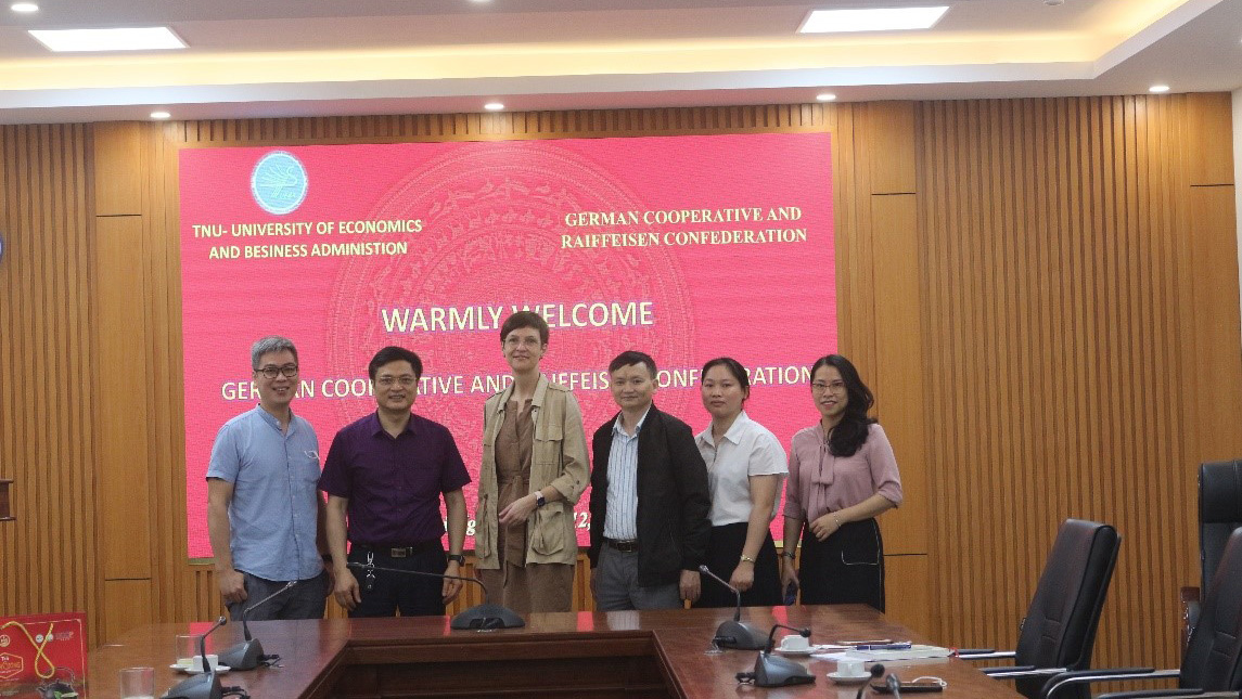 Làm việc với Liên đoàn quốc gia HTX Raiffeisen CHLB Đức