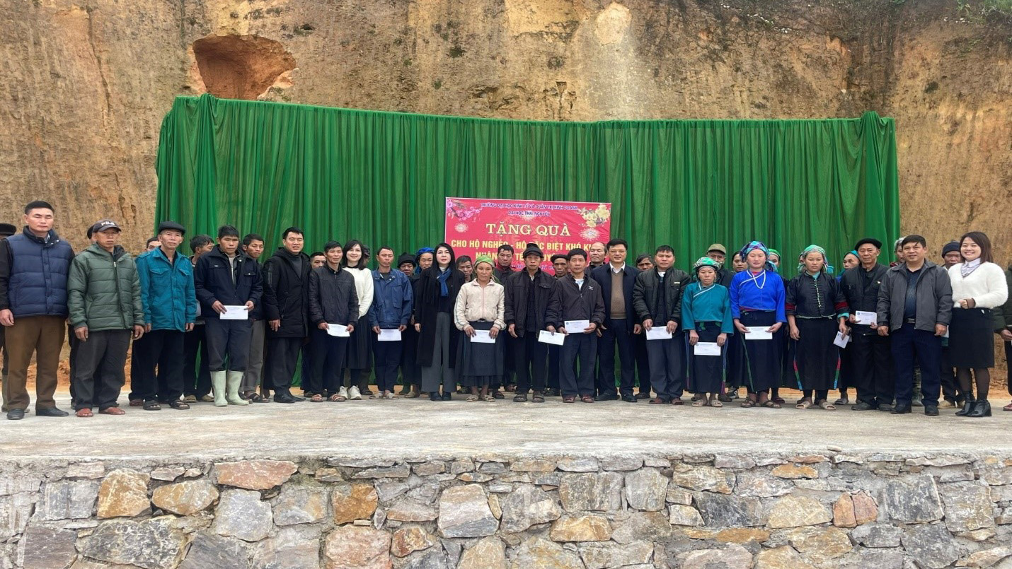 Trường ĐHKT&QTKD-ĐH Thái Nguyên trao quà Tết, động viên các hộ gia đình học sinh nghèo, đặc biệt khó khăn tại huyện Xín Mần , tỉnh Hà Giang nhân dịp tết Nguyên đán Quý Mão năm 2023