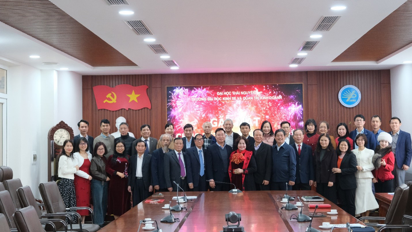 Gặp mặt chúc Tết cán bộ hưu trí Nhà trường