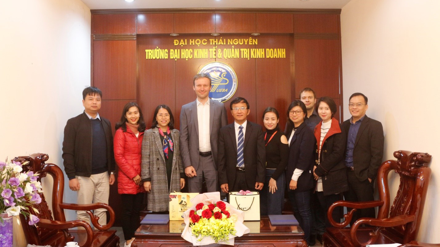 Làm việc và ký kết hợp đồng với Công ty TNHH 1C Việt Nam