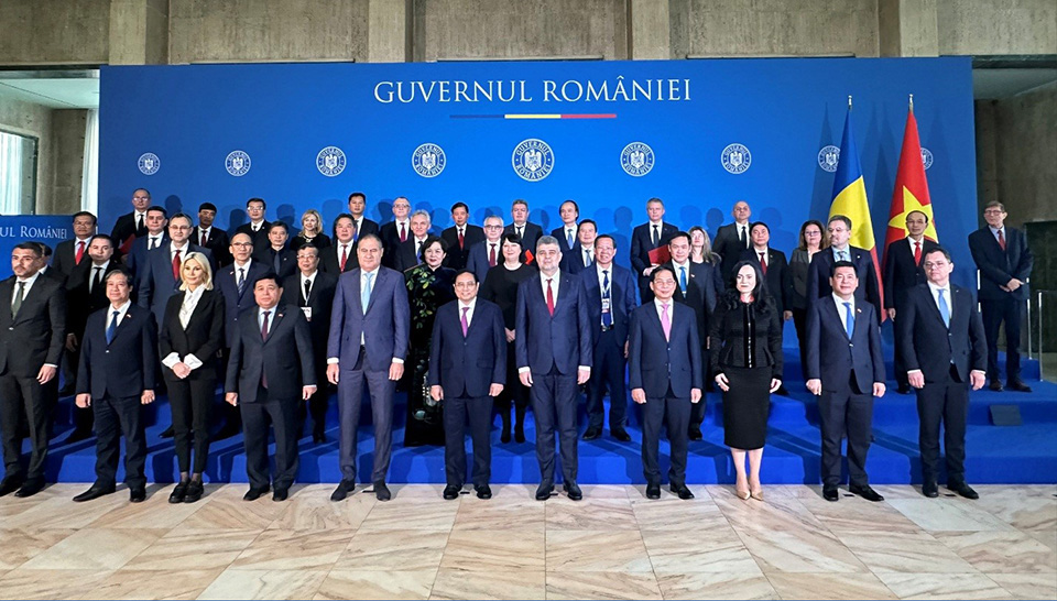 PGS.TS Đình Hồng Linh – Phó Hiệu trưởng Phụ trách Nhà trường tham gia  đoàn công tác cấp cao tháp tùng Thủ tướng Phạm Minh Chính đến thăm, làm việc với các trường ĐH tại Thuỵ Sĩ, Hungary và Romania