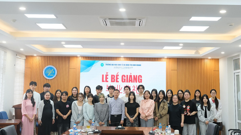 Lễ Bế giảng khóa học Tiếng Việt khóa 1 cho Lưu học sinh Trung Quốc tại  Trường Đại học Kinh tế và Quản trị kinh doanh