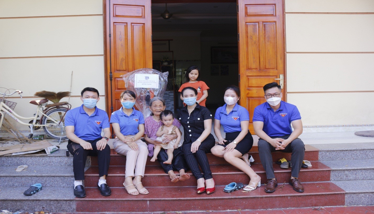 Thăm, tặng quà tri ân các gia đình chính sách, người có công nhân dịp 74 năm Ngày Thương binh, liệt sỹ (27/7/1947 - 27/7/2021)