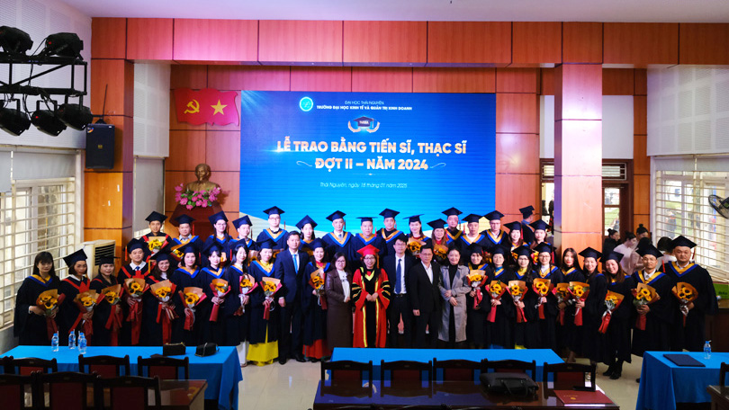 Lễ trao bằng Tiến sĩ, Thạc sĩ đợt II năm 2024 