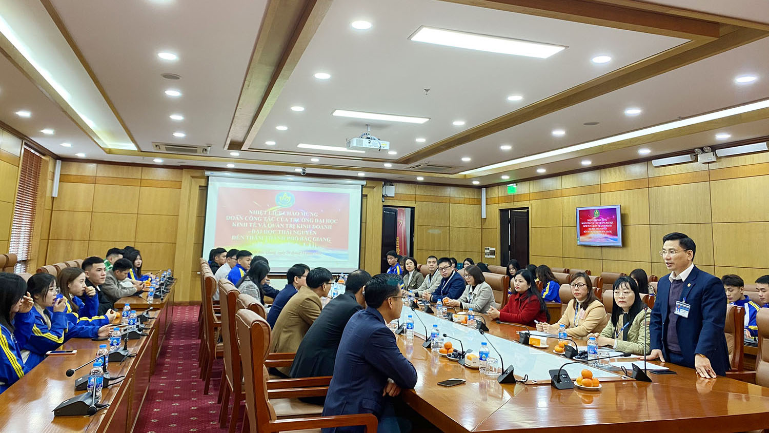 Trường Đại học Kinh tế và Quản trị kinh doanh - Đại học Thái Nguyên làm việc với Trung tâm Phục vụ hành chính công tỉnh Bắc Giang