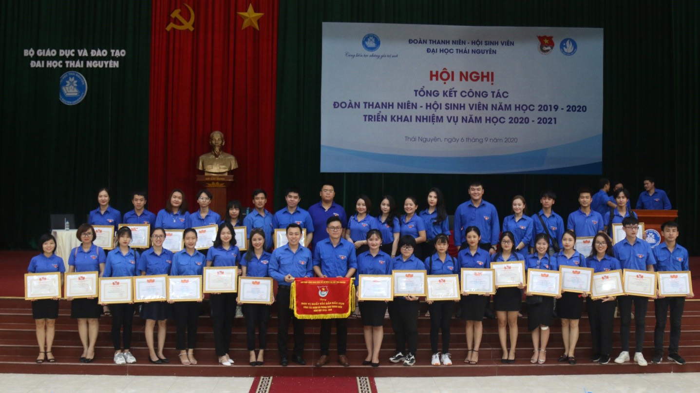 Đoàn Thanh niên – Hội Sinh viên Trường Đại học Kinh tế & QTKD nhận Cờ thưởng là đơn vị xuất sắc dẫn đầu trong công tác Đoàn – Hội  và phong trào Thanh niên năm học 2019-2020