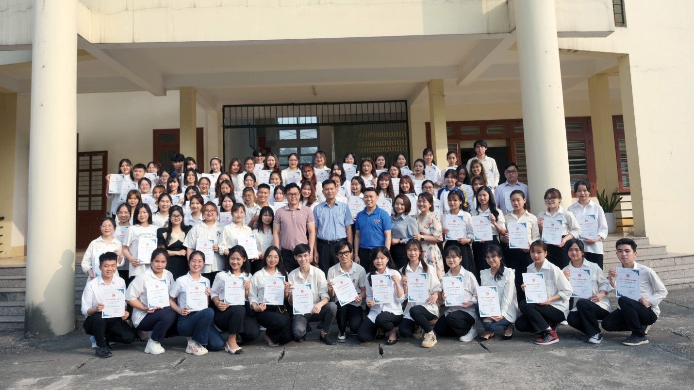 118 sinh viên nhận giấy chứng nhân Đại sứ Truyền thông tại Tổng kết chương trình Đại sứ truyền thông TUEBA năm 2022