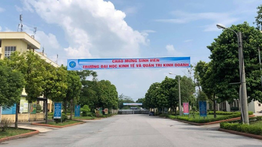Sinh viên trường ĐHKT&QTKD trở lại trường học trực tiếp trong trạng thái bình thường mới