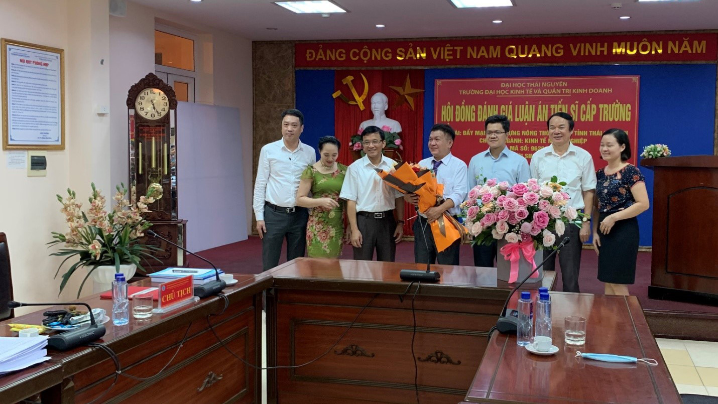 NCS Hồ Chí Diên bảo vệ thành công Luận án tiến sĩ chuyên ngành Kinh tế nông nghiệp tại Trường Đại học Kinh tế & QTKD