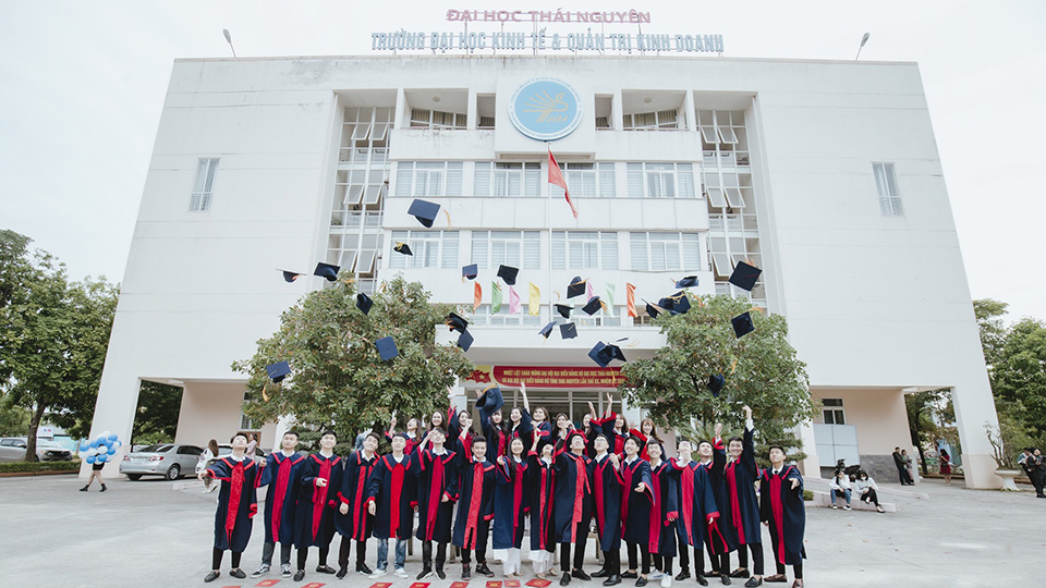 516 sinh viên Trường Đại học Kinh tế & QTKD đã nhận bằng tốt nghiệp cử nhân