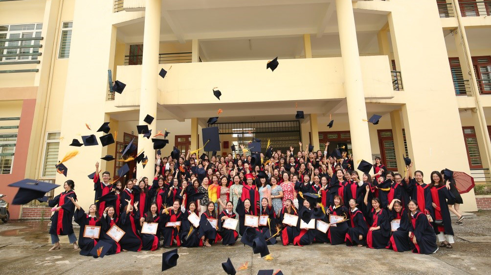 Trang trọng Lễ Bế giảng và trao bằng tốt nghiệp của hơn 500 sinh viên Đại học Đại học Kinh tế & QTKD