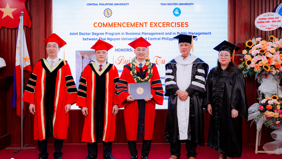 Lễ trao bằng tiến sĩ năm 2023 - chương trình đào tạo tiến sĩ liên kết với Đại học Central Philippine thành công tốt đẹp