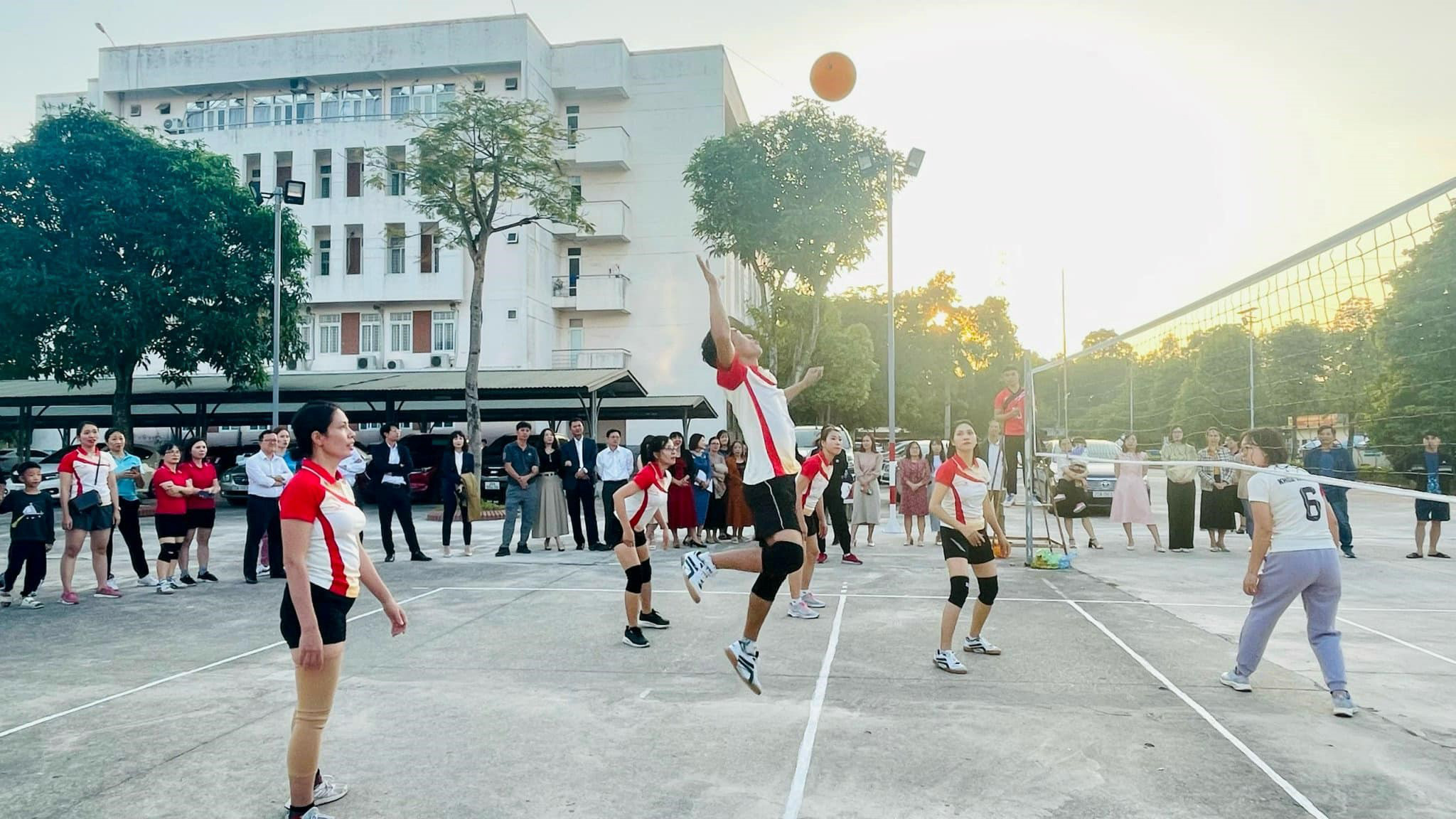 Bế mạc Giải Bóng chuyền hơi chào mừng kỷ niệm 41 năm Ngày Nhà giáo Việt Nam 20-11