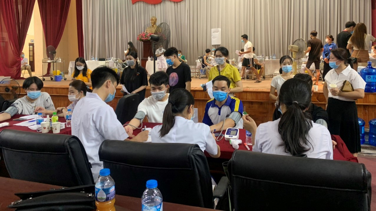 Tiêm vacxin phòng Covid-19: Nỗ lực đảm bảo an toàn cho lưu học sinh yên tâm học tập tại Trường ĐHKT&QTKD
