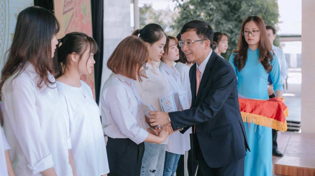 Trường Đại học Kinh tế và QTKD trao tặng nhiều suất học bổng cho sinh viên nhân dịp đầu năm học mới